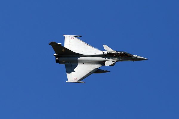 法国战机训练时飞行高度过低 撞断电线致村庄停电数小时