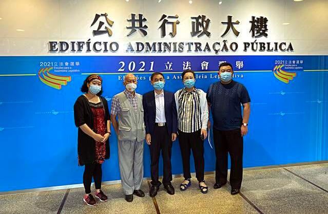 澳门法治报社长周新政博士正式向澳门立法会第七届议员选举管理办公室递交提名表