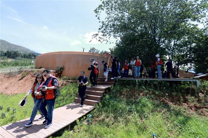 海外华媒代表走进凉山 聚焦侨企助力乡村振兴