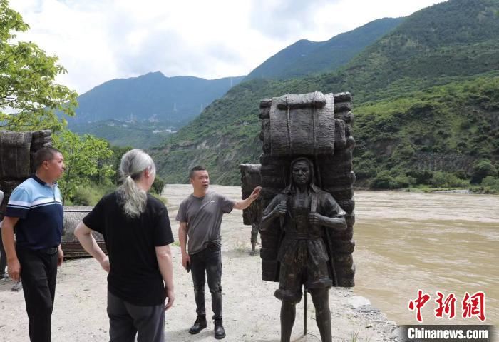 摄影大咖、书画名家走进甘孜泸定 感受“红色名城”特色旅游魅力