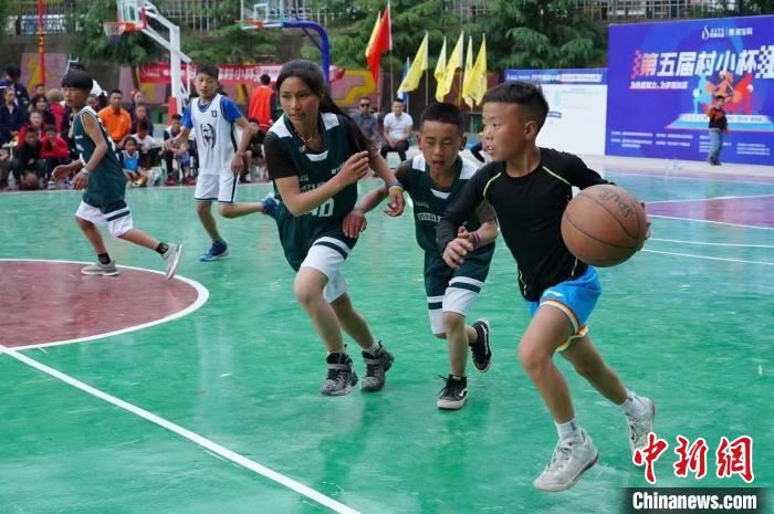 大山里的篮球梦：“黑鹰少年”从四川凉山“飞”往CBA赛场