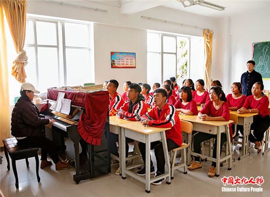 云南大学昌新国际艺术学院佤族艺术班在沧源揭牌