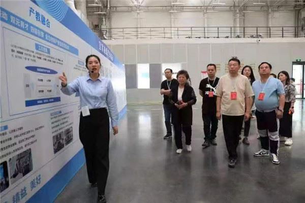 海外华媒走进四川宜宾 探寻“千年酒都”转型“新动力”