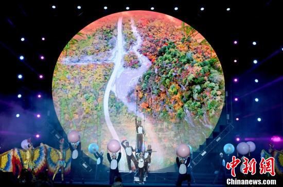  第七届古城花灯会在四川松潘开幕