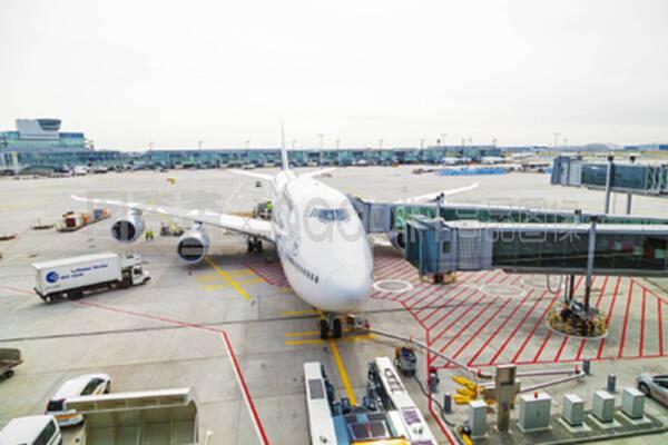 “气候活动人士将自己粘在跑道上”德国一机场上百航班取消