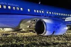 外媒：荷兰皇家航空公司一架波音737-800客机冲出跑道