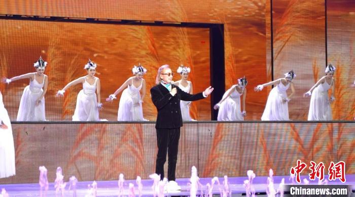 新疆音乐人狼戈：以歌传情 唱响家乡之美