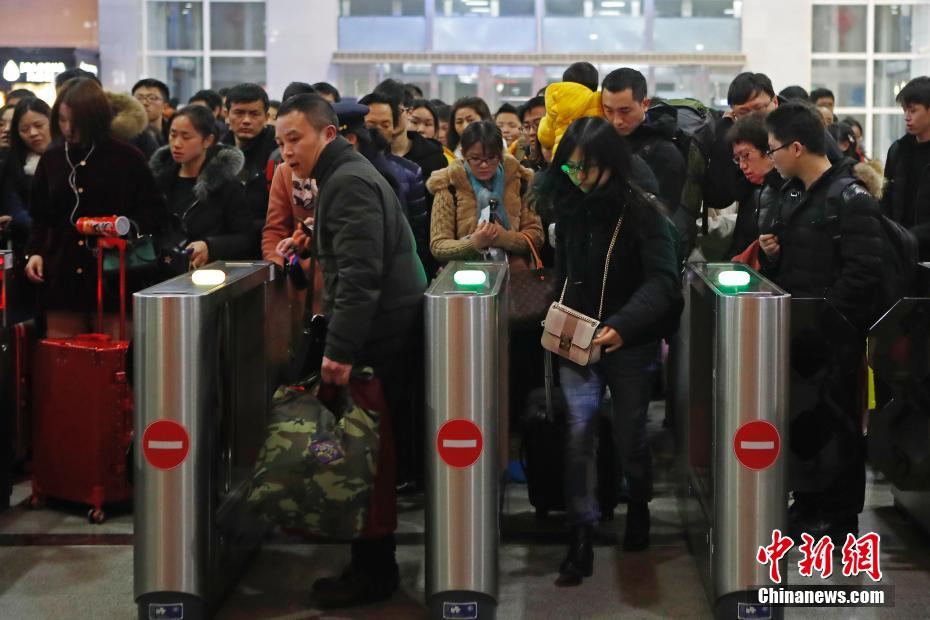 返程客流持续高位运行 交通部门全力应对