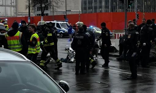 德国慕尼黑一汽车冲撞人群 多人受伤