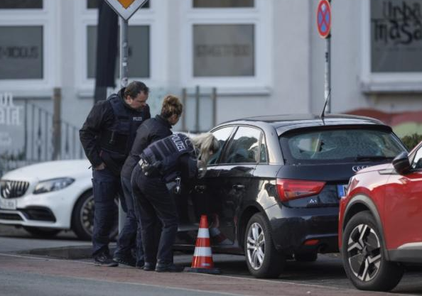 德国比勒费尔德一法院外枪击事件致多人受伤