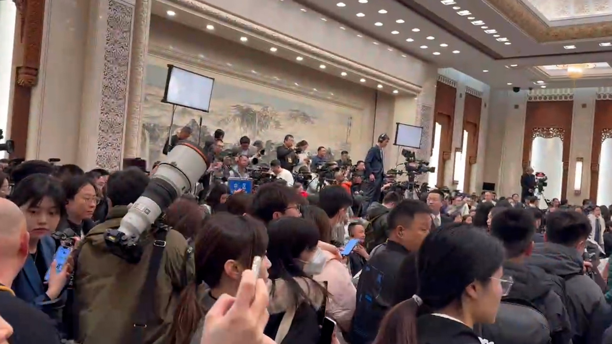 （有片）點妹看兩會 ｜媒體新兵首探大會堂　首場記者會人山人海「站無虛席」