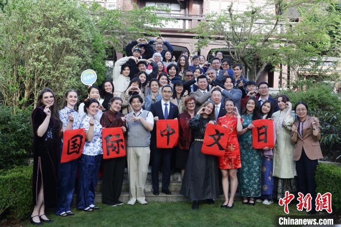加拿大温哥华汉风华服迎2025年国际中文日