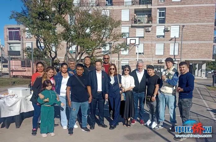 阿根廷华人社团在当地贫困社区开展爱心捐赠