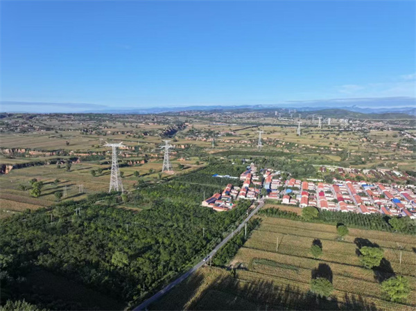 中国首个“风光火储一体化”大型综合能源基地外送工程竣工投产