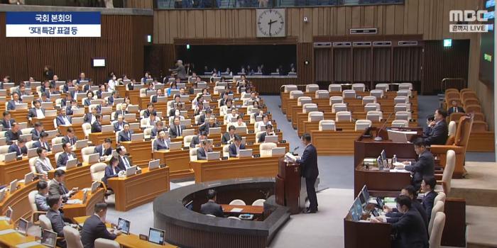 韩媒：韩国国会通过“内乱特检法”和“金建希特检法”