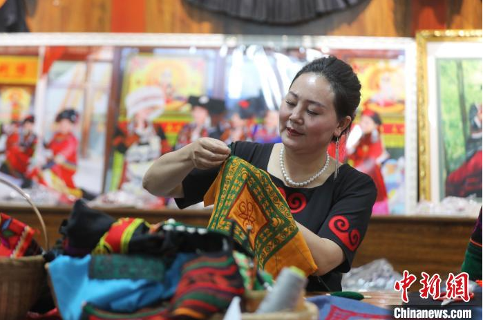 “指尖花”开到世界橱窗 小凉山千年纹样绽新色