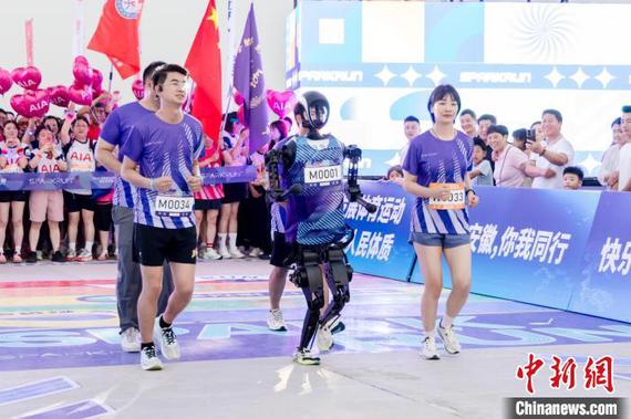 Running with robots: Tech adds spark to Hefei night race