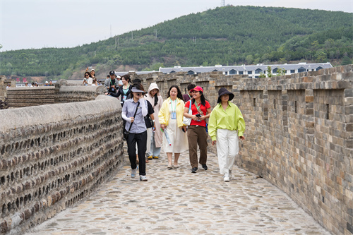 海外华文媒体代表走进砥洎城触摸“铜墙铁壁”