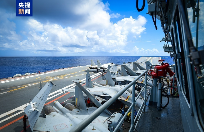 山东舰航母编队抵达香港海域