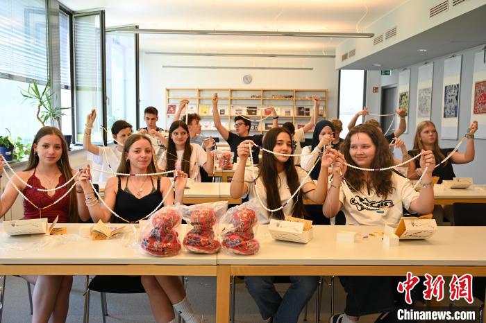 德国青少年在柏林打卡中国文化