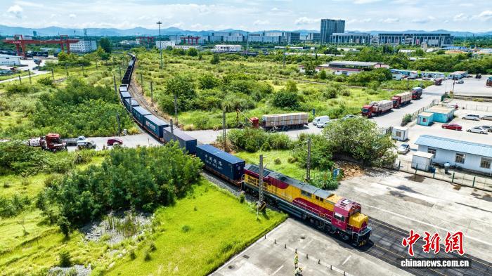 首趟发自德国杜伊斯堡的中欧班列蓉欧速达专列抵达成都