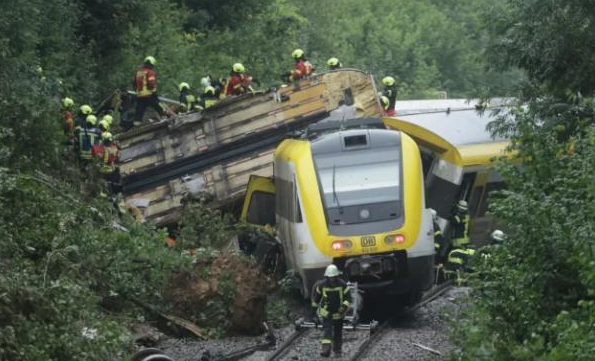 德国发生火车脱轨事故致3死多伤 德总理哀悼
