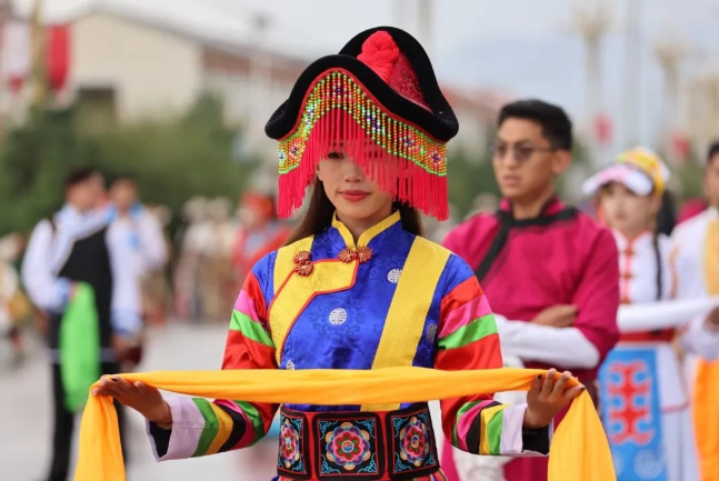 玛域格萨尔文化旅游节非遗巡游展演举行