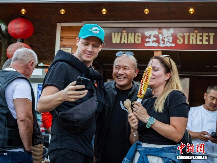 王强获颁匈牙利餐饮界“最佳亚洲餐厅奖”