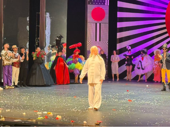 罗马尼亚现代舞台剧《旅途Călătoria》在国家大剧院演出成功