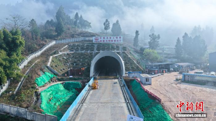 成达万高铁光明隧道顺利贯通