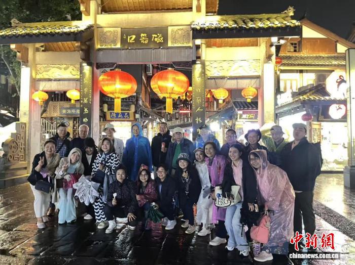 马年春节重庆游火热 小语种导游成“香饽饽”