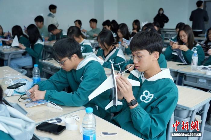 香港青少年“行走”丝路 品文化魅力探航空奥秘