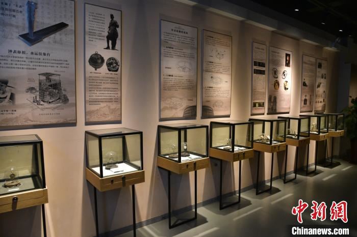 浙江临海青年集“时间藏品” 让人类伟大发明敲响新声