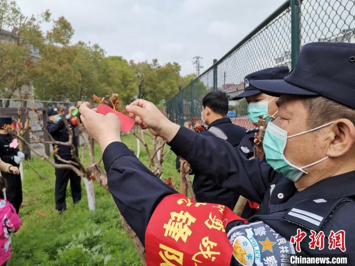 湖北公安民警追忆英烈：英雄精神与树长青