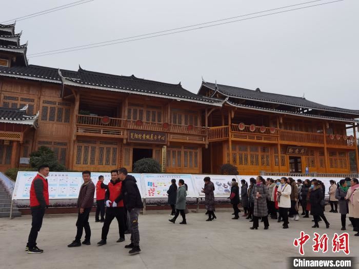 图为民众参观瓮阳村。 周燕玲 摄 图为民众参观瓮阳村。 周燕玲 摄