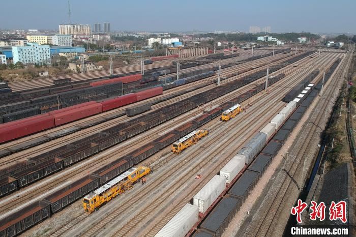 1月29日，江西鹰潭，大型养路机械机组在鹰潭铁路枢纽编组站机械化施工作业。　汪翰 摄