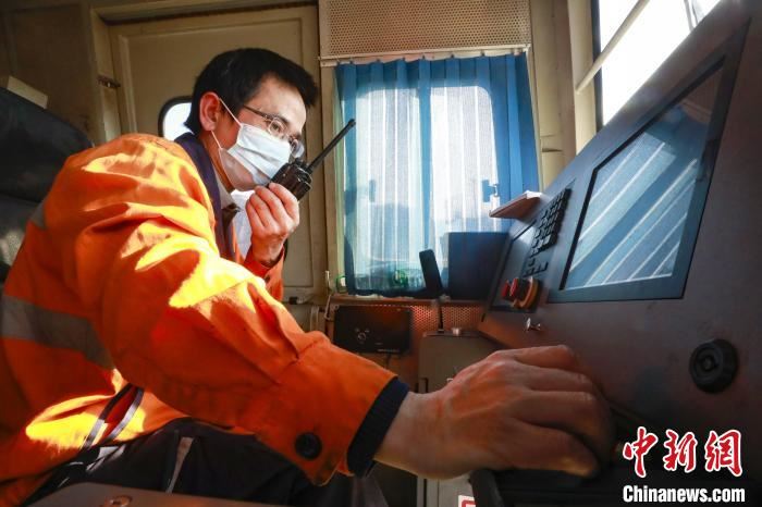 工人正在操作车辆设备进行机械化施工作业。　汪翰 摄