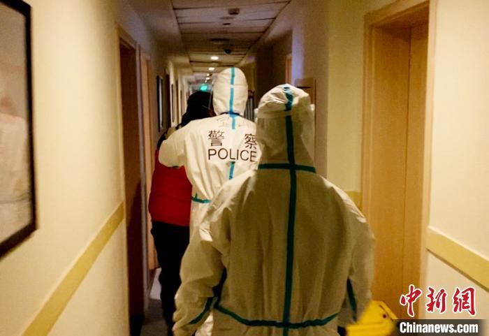 30日，泰方将李某遣返回沪。(上海警方供图)