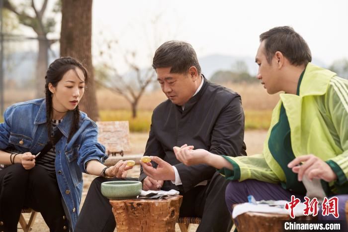 单霁翔(中)和韩雪(左)、黄觉(右)正在打磨玉器。节目组供图