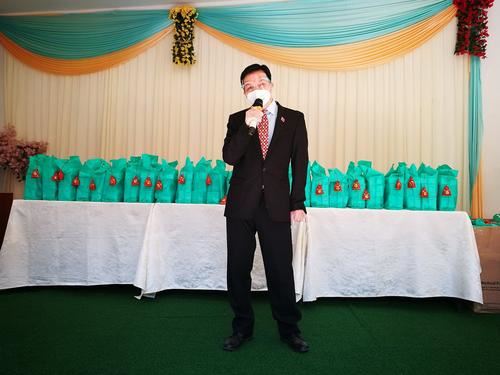 中国驻乌干达使馆向旅乌侨胞发放“春节包”