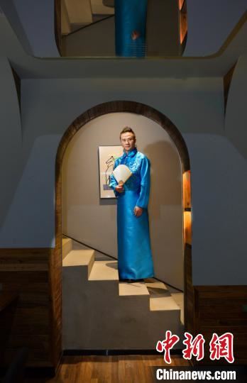 昆曲艺术家张军在朵云书院·戏剧店。上海张军昆曲艺术中心 供图