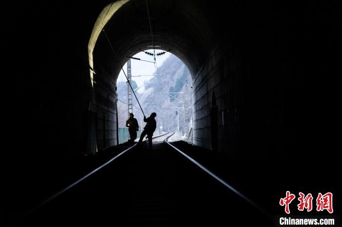 图为鲜俊琪与曾永在隧道内作业。　赵涛 摄