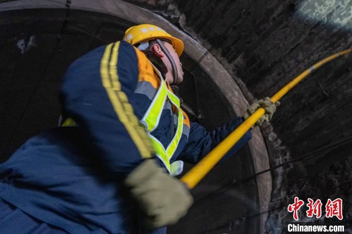 渭水河畔守护春运的“打冰人”