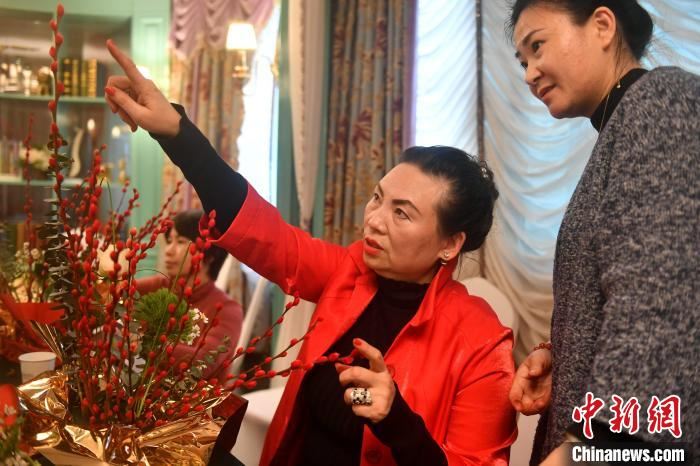 图为杨玉昭受邀某公司为员工培训插画艺术。　吕明 摄