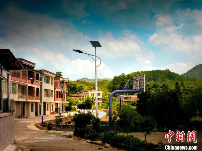 在工作队的努力下，环村公路体系形成，现在全村已经有99%以上农户入户路实现了硬化。　陈忠 摄