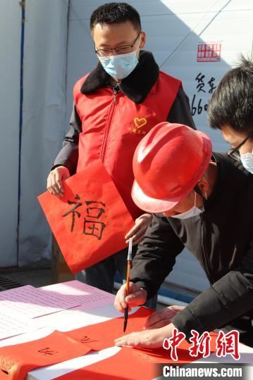 就地过年农民工学写春联。　中建五局供图 摄