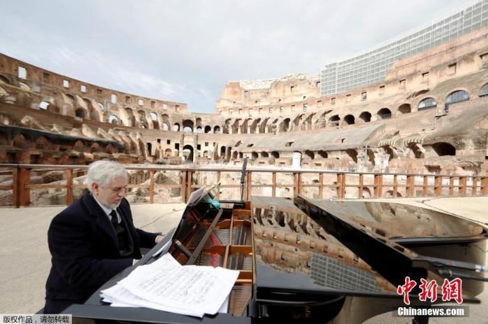 资料图:当地时间2月1日,意大利罗马,罗马斗兽场重新开放。图为一名钢琴家为之后在斗兽场内举行的演出进行排练。 点击进入下一页