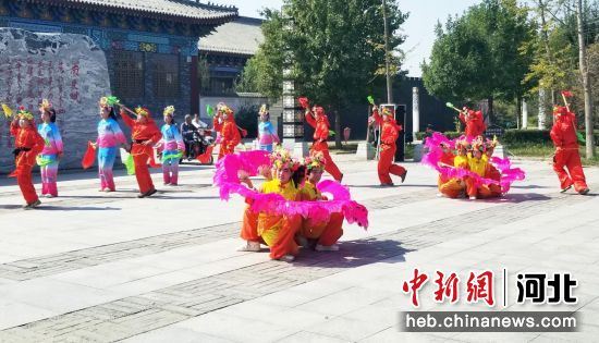 图为少年组学生们表演沧州落子阵形。刘广和 摄