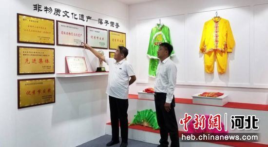 图为张洪通介绍沧州落子发展的历程。刘广和 摄